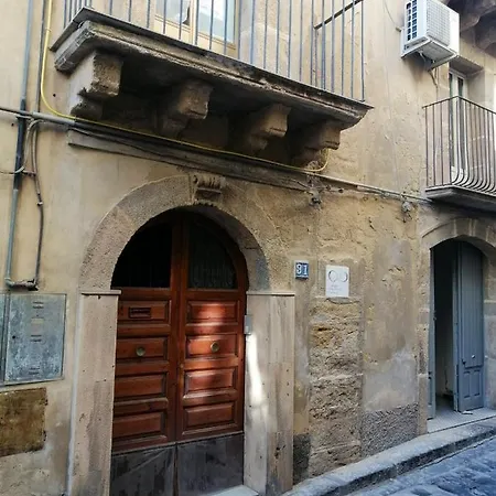 Charming In 70m² Balcony With View Caltagirone